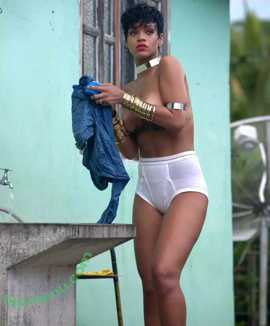 Rihanna nude photo #4068 (badgalriri)