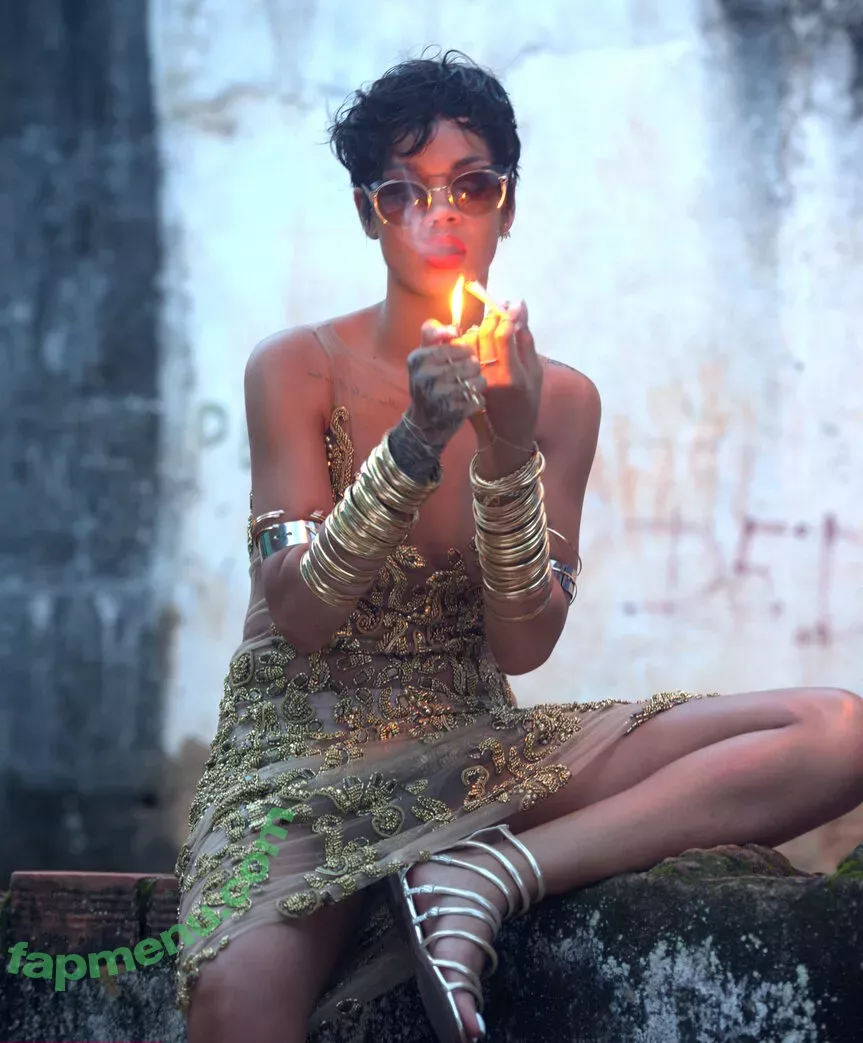 Rihanna nude photo #4080 (badgalriri)