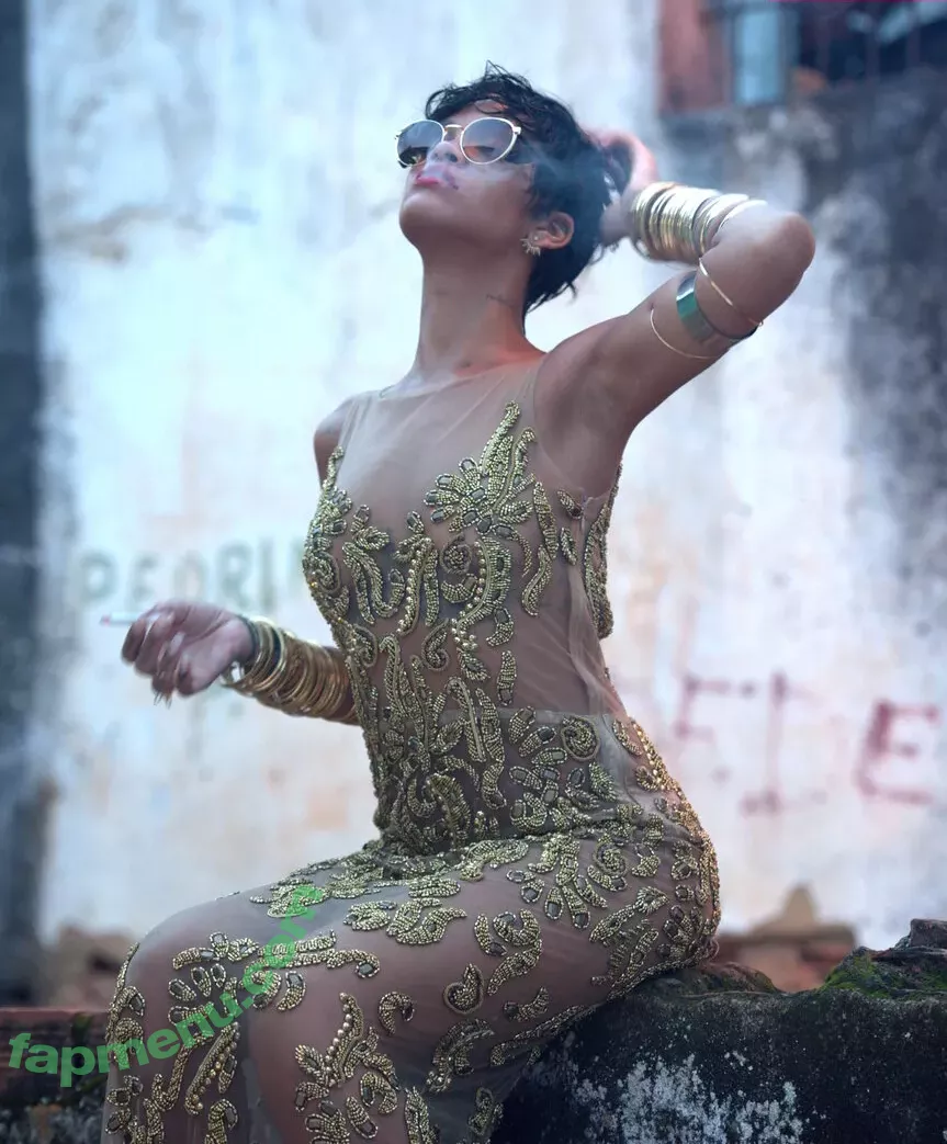 Rihanna nude photo #4083 (badgalriri)