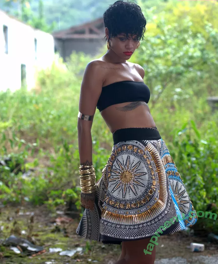 Rihanna nude photo #4096 (badgalriri)
