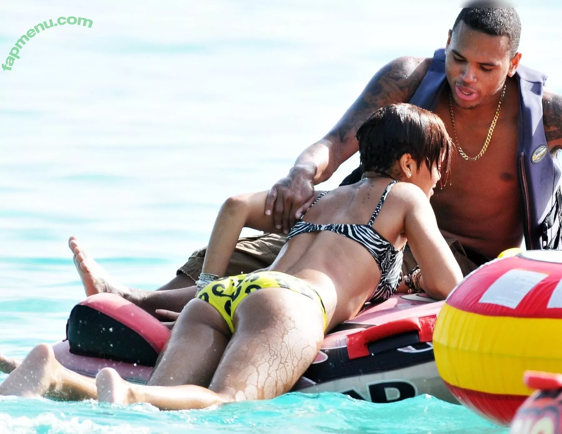 Rihanna nude photo #4129 (badgalriri)