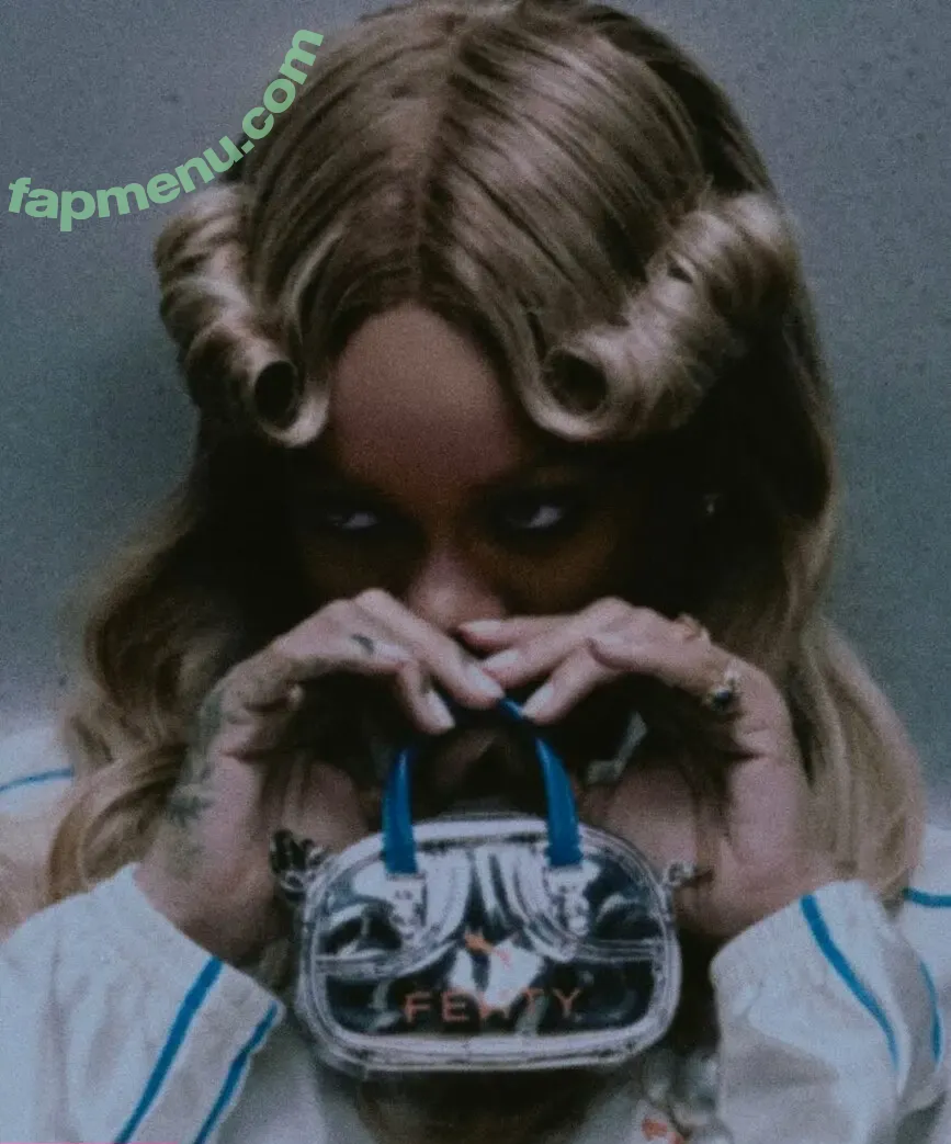Rihanna nude photo #4648 (badgalriri)