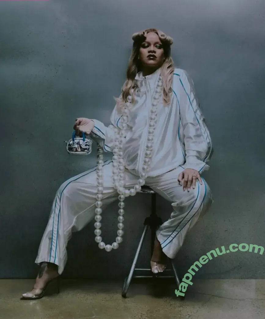 Rihanna nude photo #4649 (badgalriri)