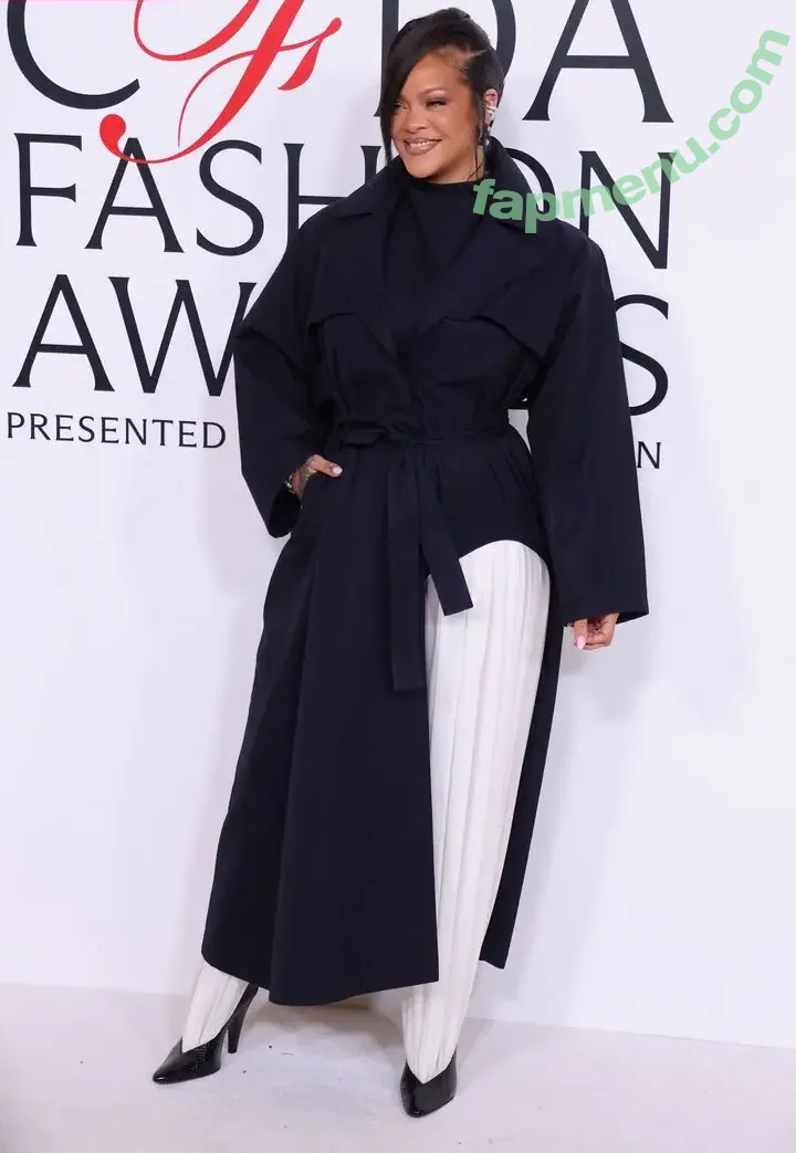 Rihanna nude photo #4673 (badgalriri)