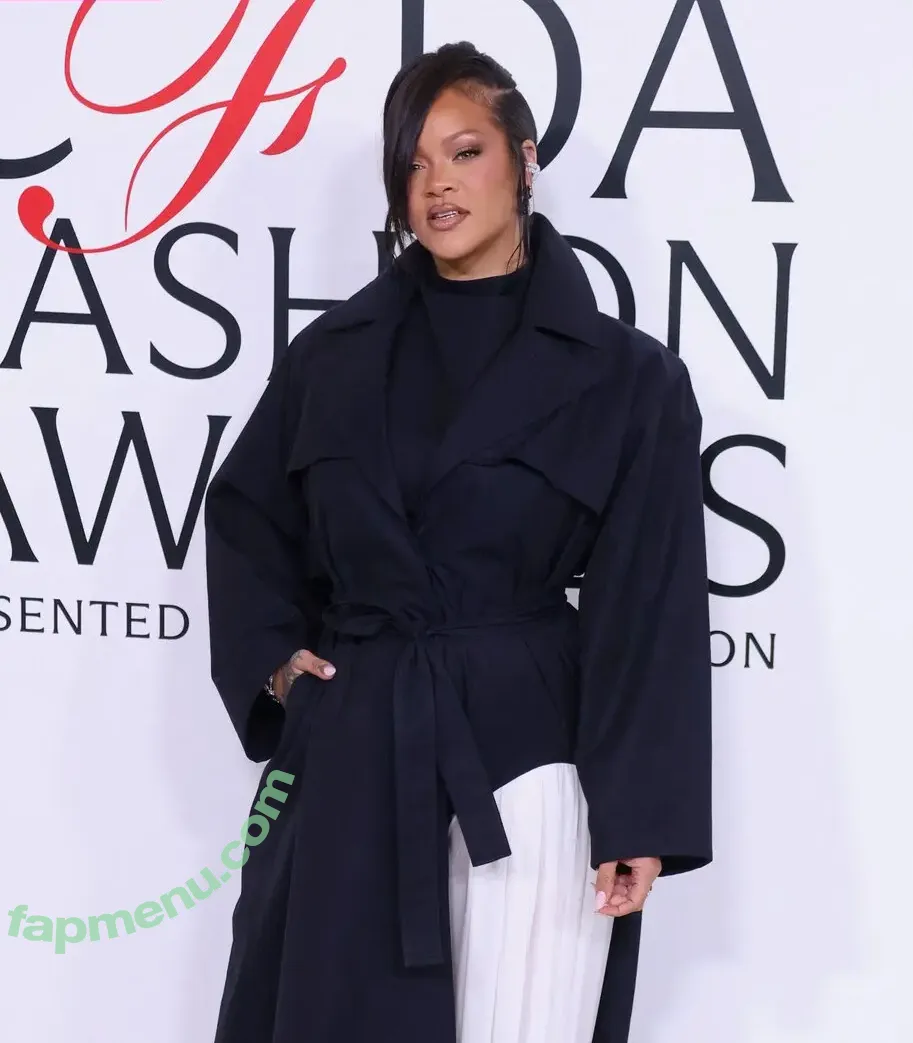 Rihanna nude photo #4676 (badgalriri)
