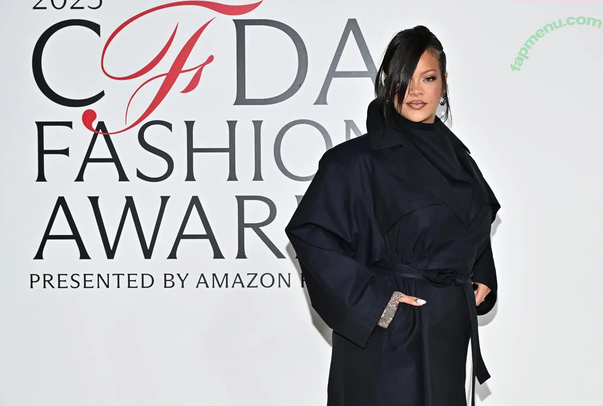 Rihanna nude photo #4678 (badgalriri)