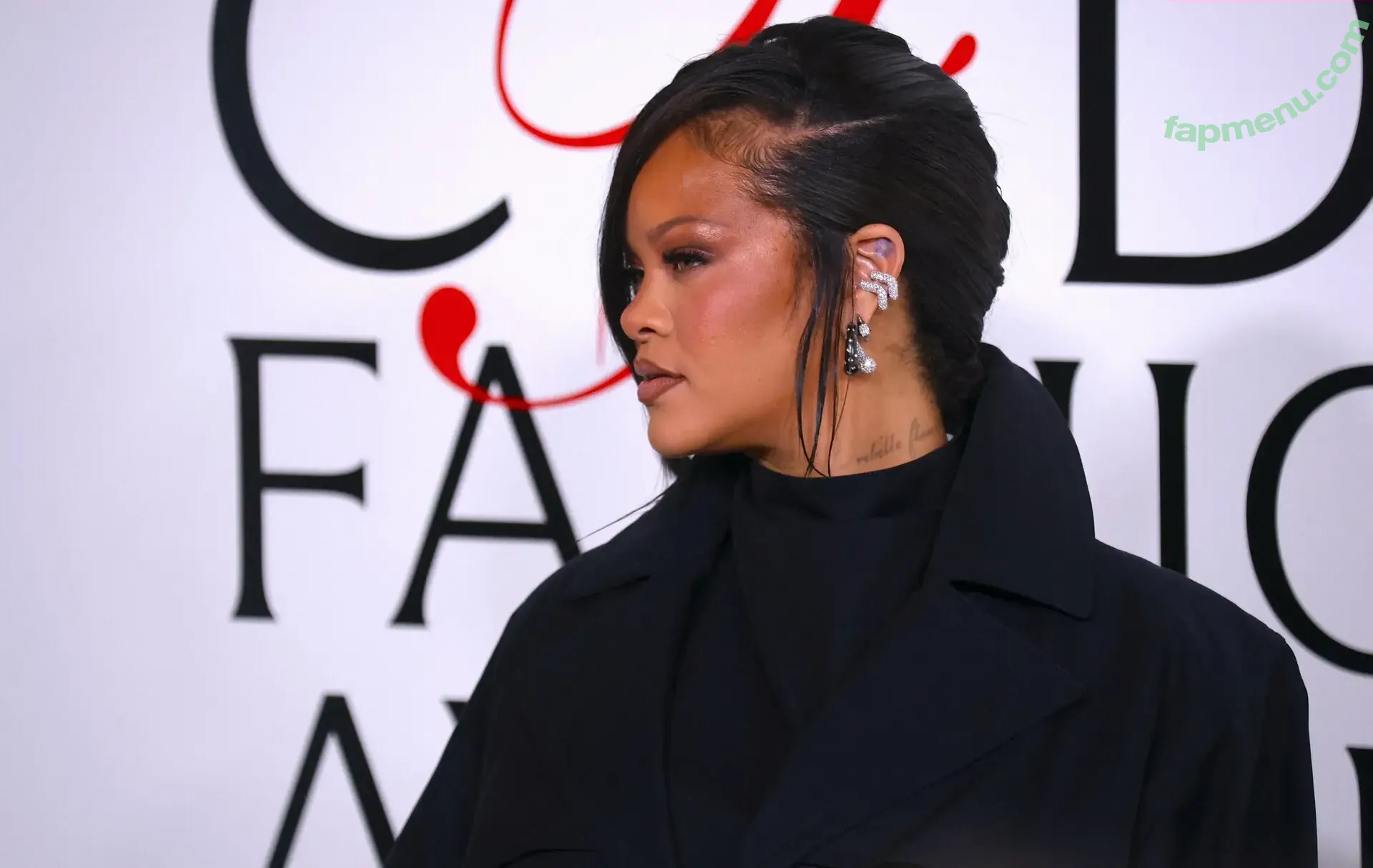 Rihanna nude photo #4679 (badgalriri)