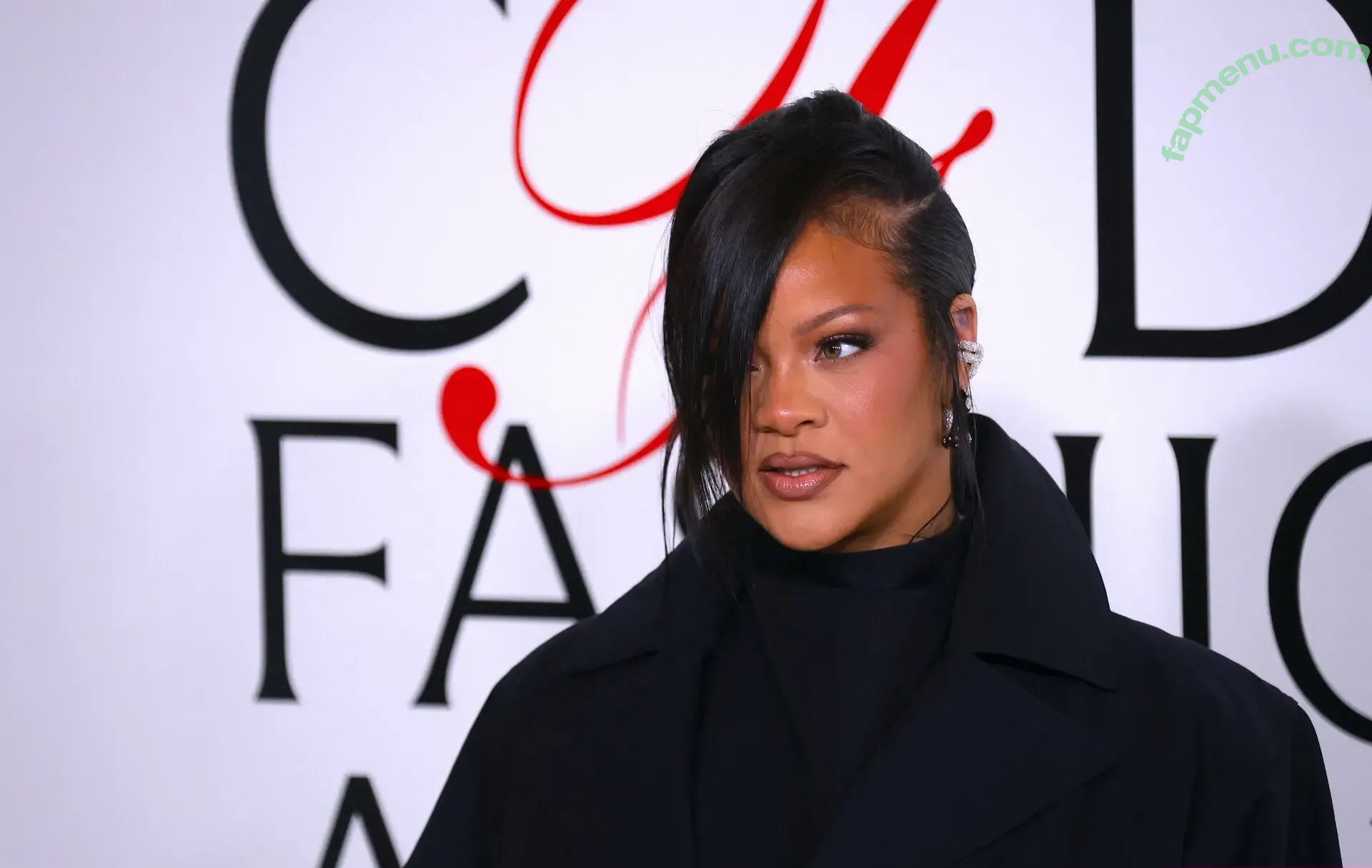 Rihanna nude photo #4680 (badgalriri)