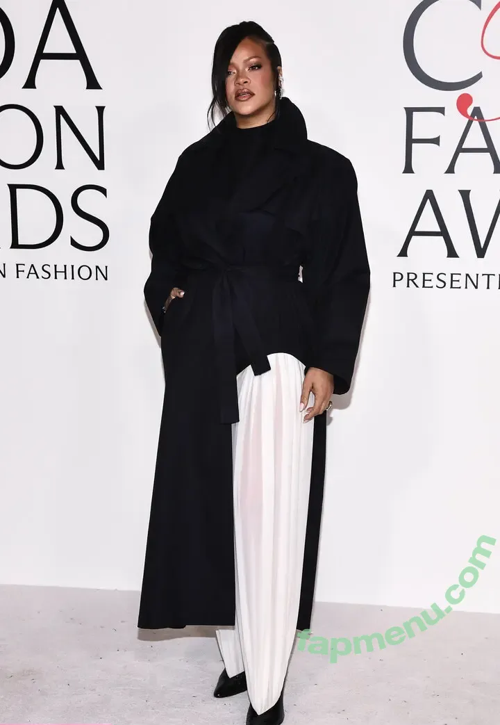 Rihanna nude photo #4695 (badgalriri)