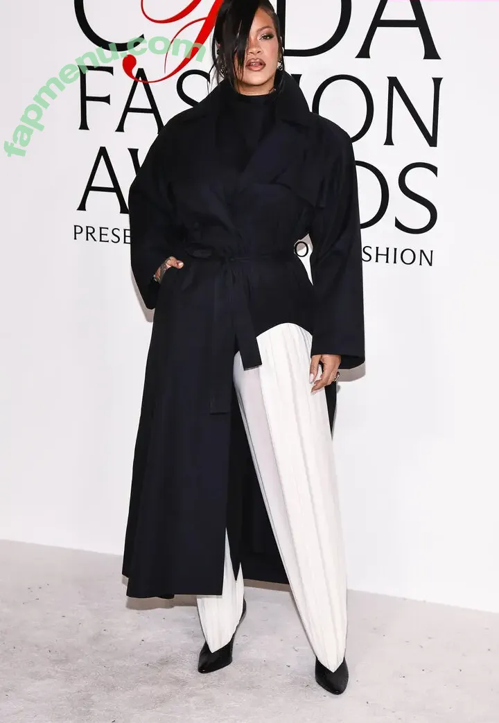 Rihanna nude photo #4697 (badgalriri)