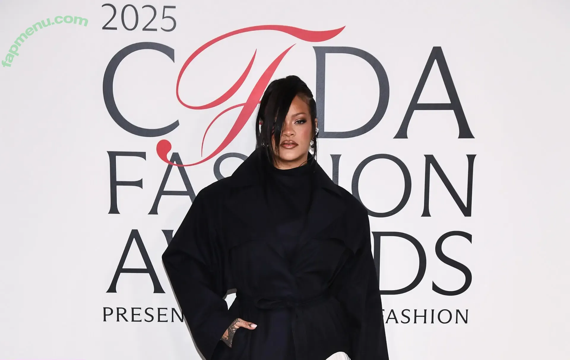 Rihanna nude photo #4699 (badgalriri)