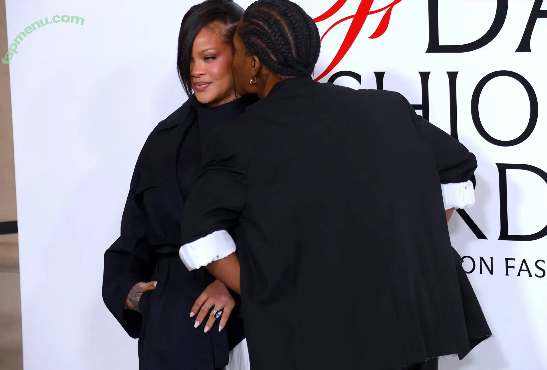 Rihanna nude photo #4700 (badgalriri)