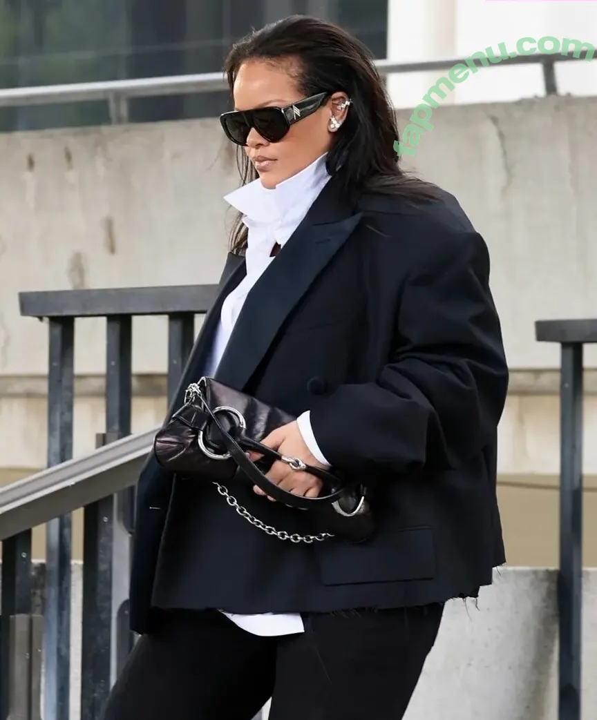 Rihanna nude photo #4711 (badgalriri)