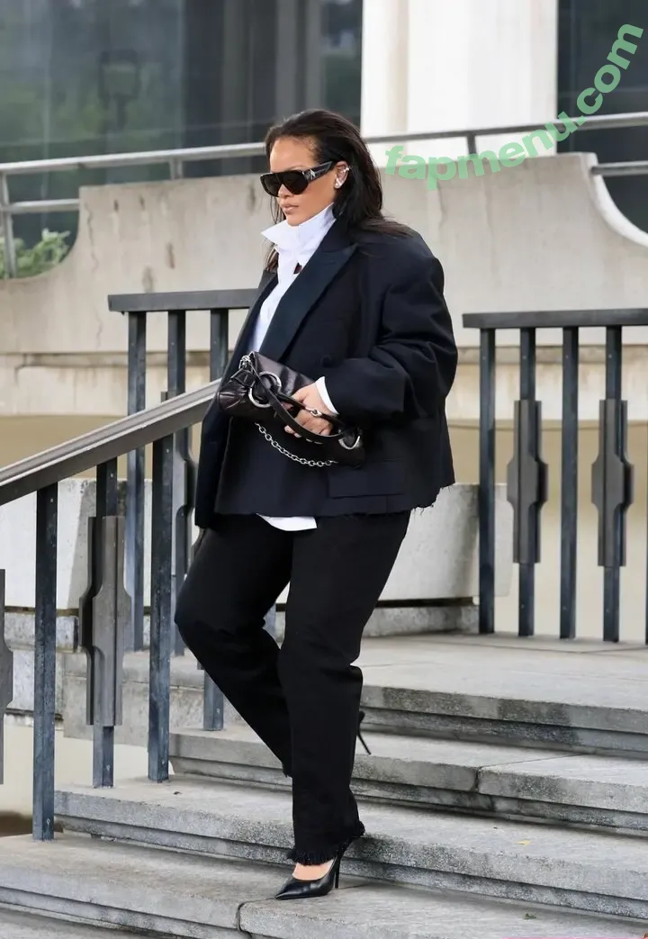 Rihanna nude photo #4714 (badgalriri)