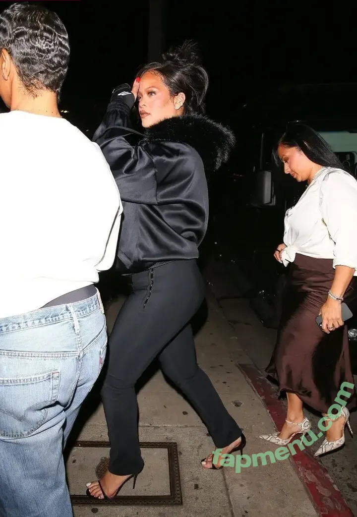 Rihanna nude photo #4750 (badgalriri)