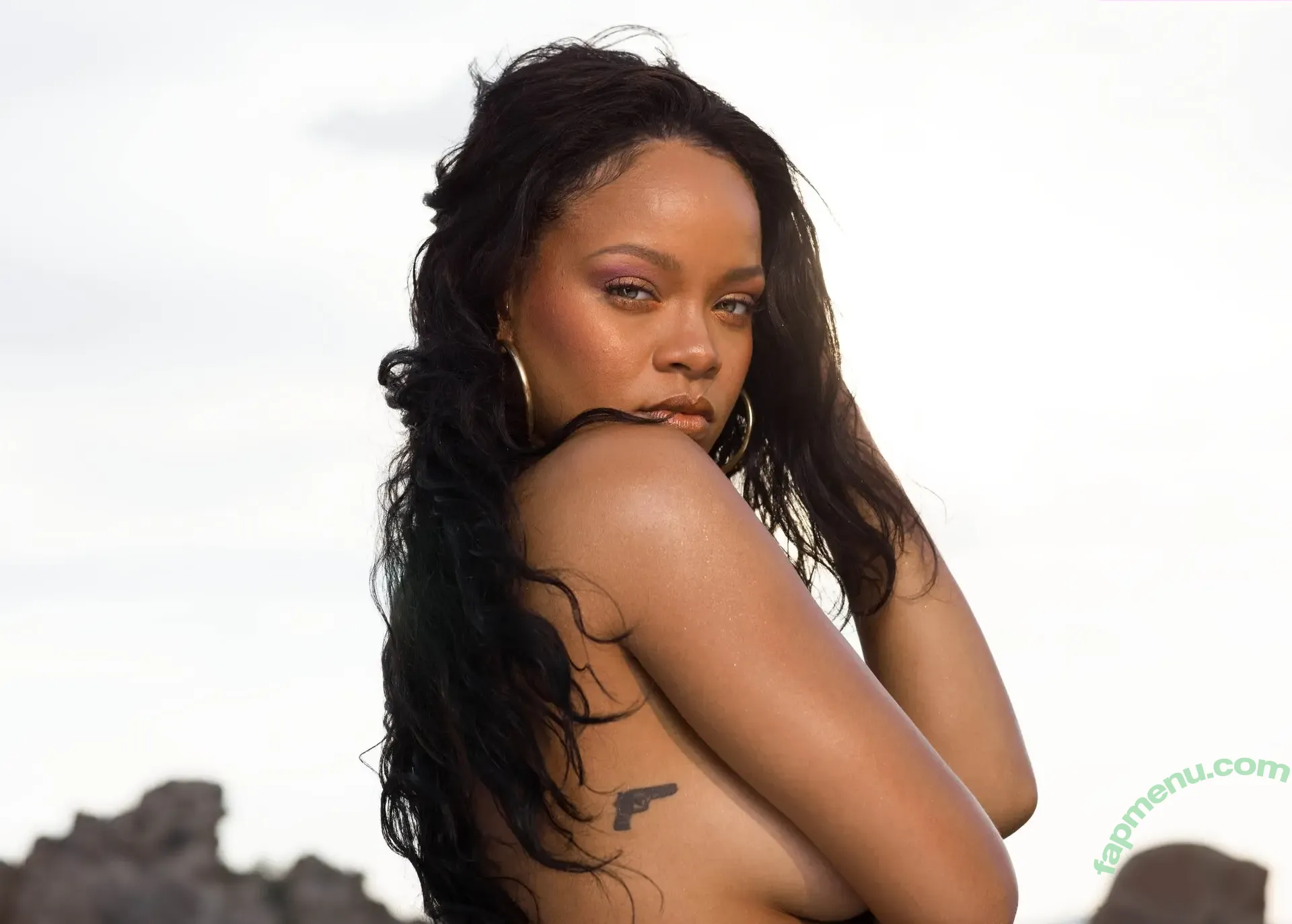 Rihanna nude photo #4842 (badgalriri)