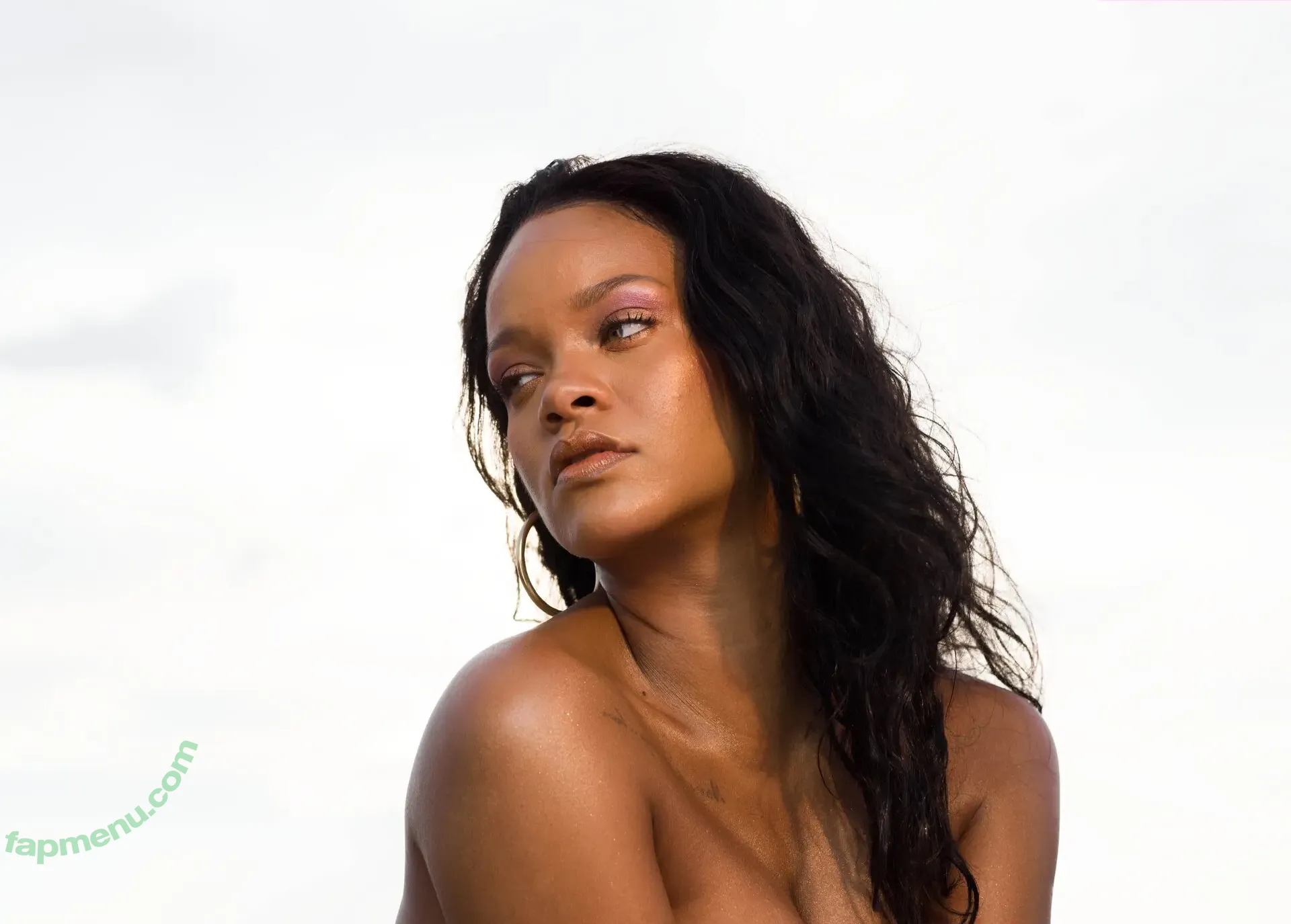 Rihanna nude photo #4845 (badgalriri)