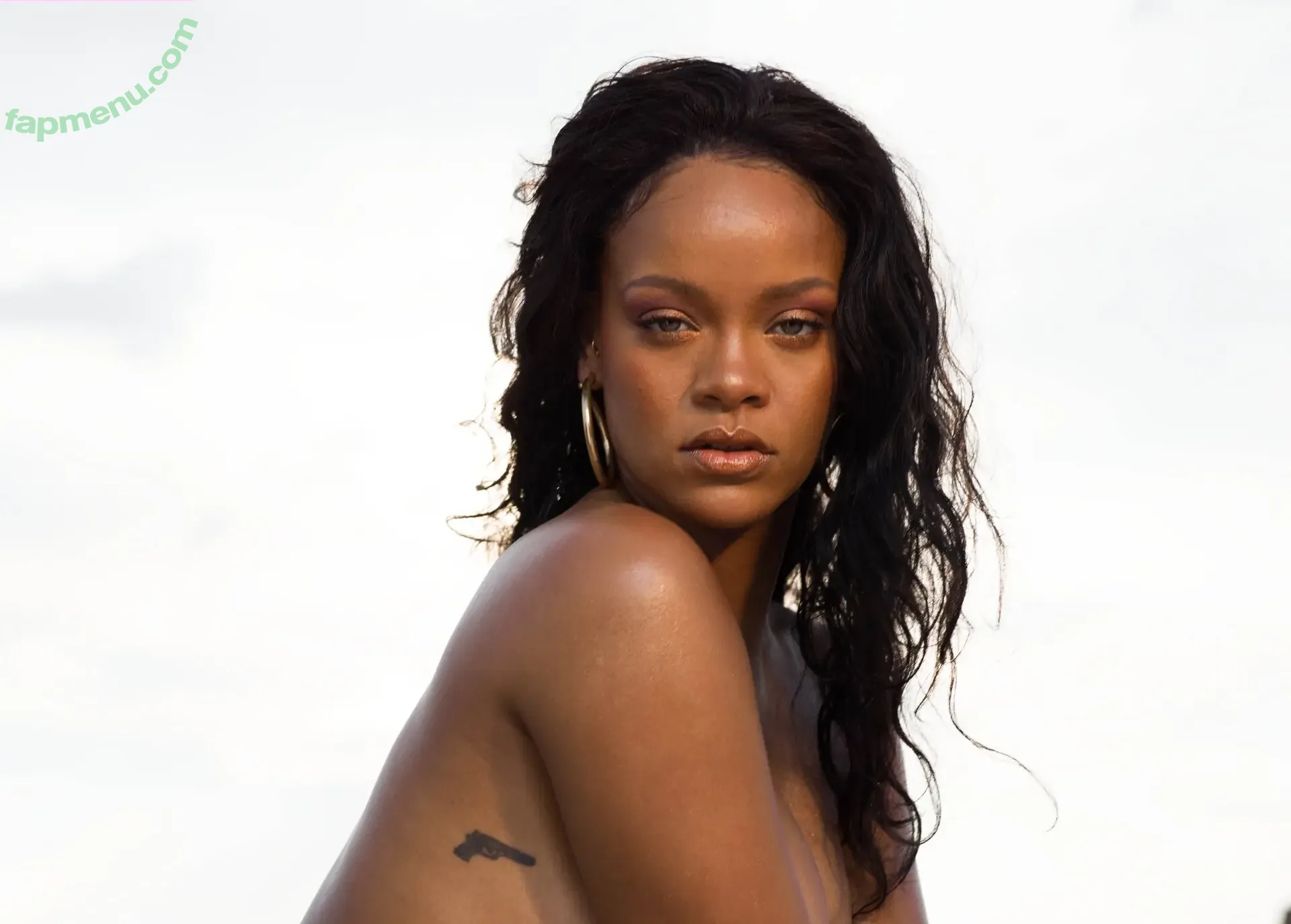 Rihanna nude photo #4846 (badgalriri)