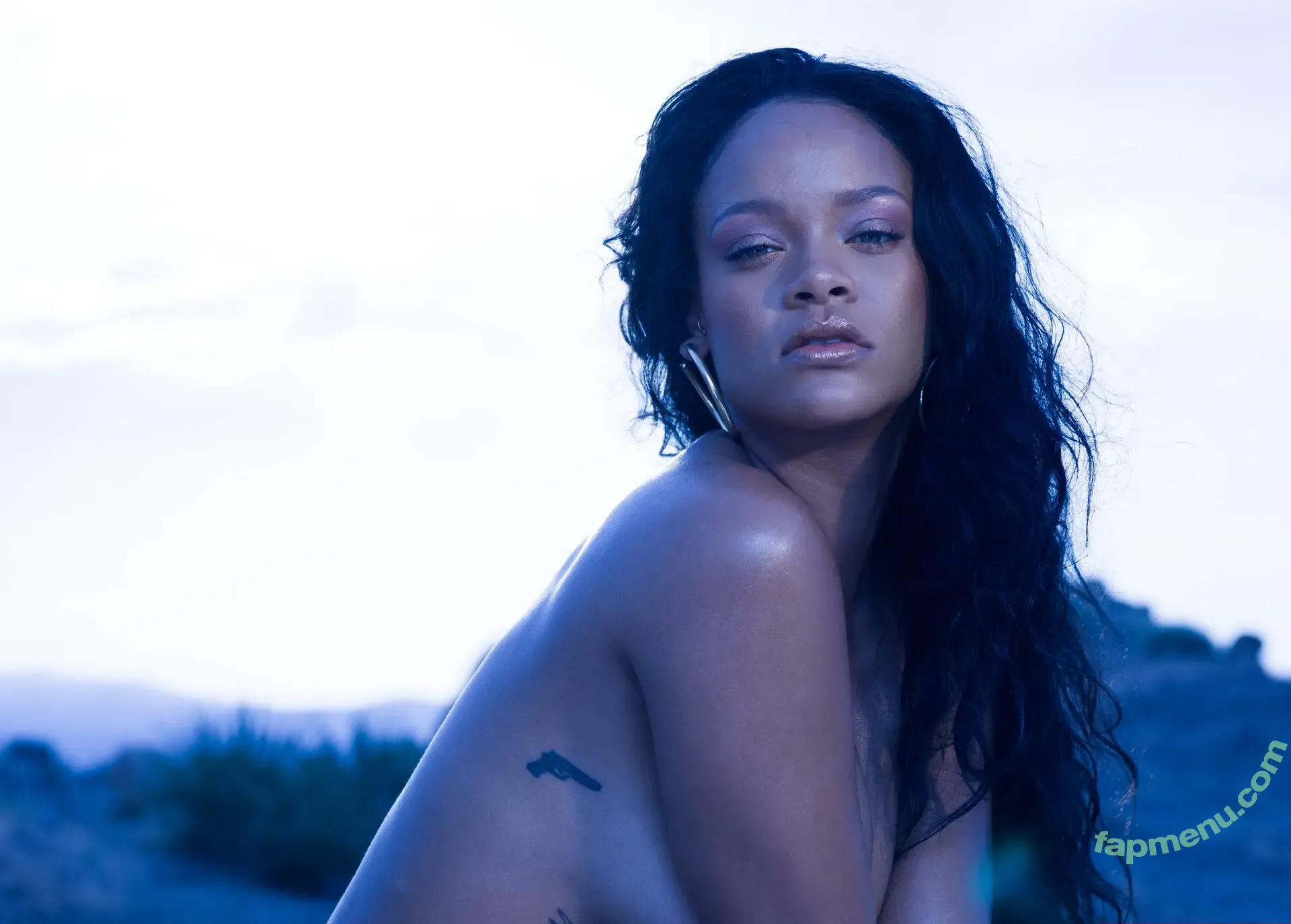 Rihanna nude photo #4847 (badgalriri)