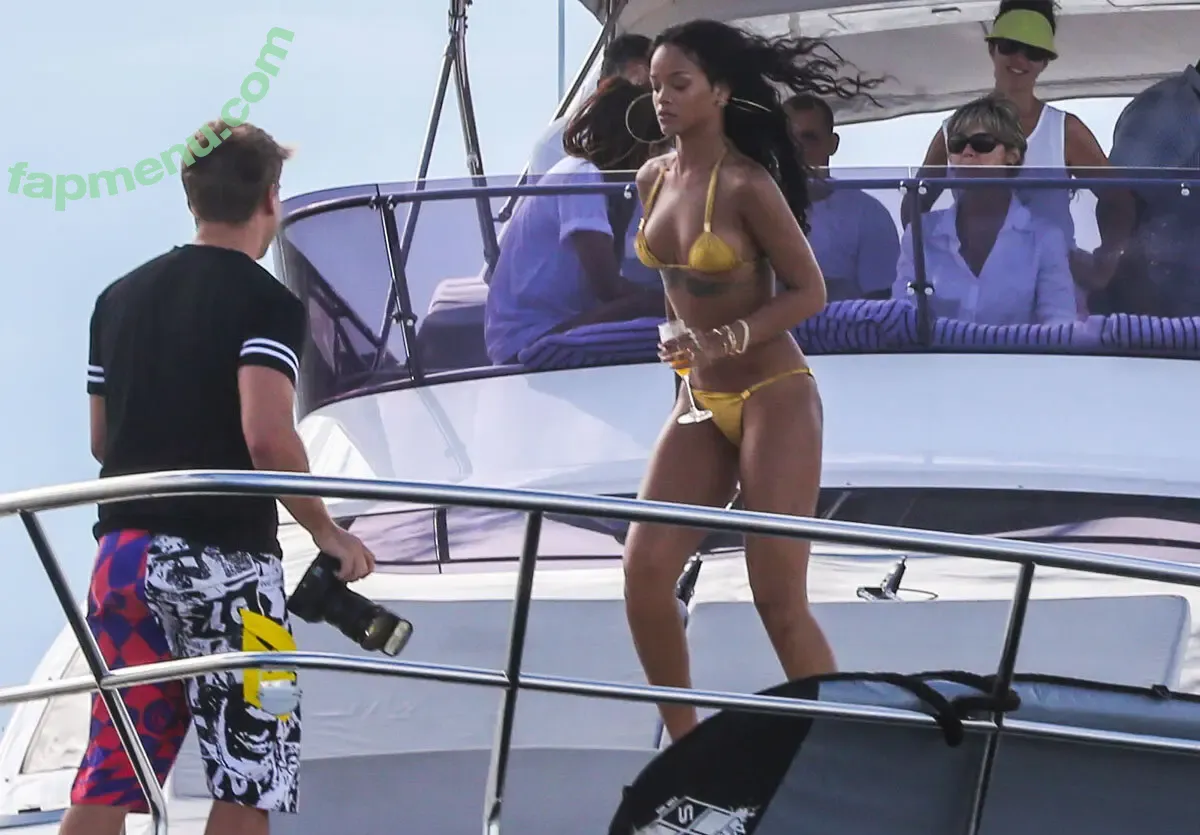 Rihanna nude photo #4875 (badgalriri)