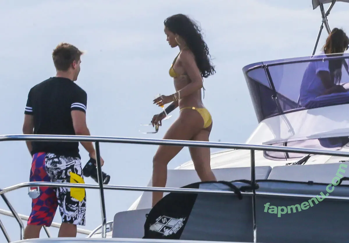 Rihanna nude photo #4877 (badgalriri)
