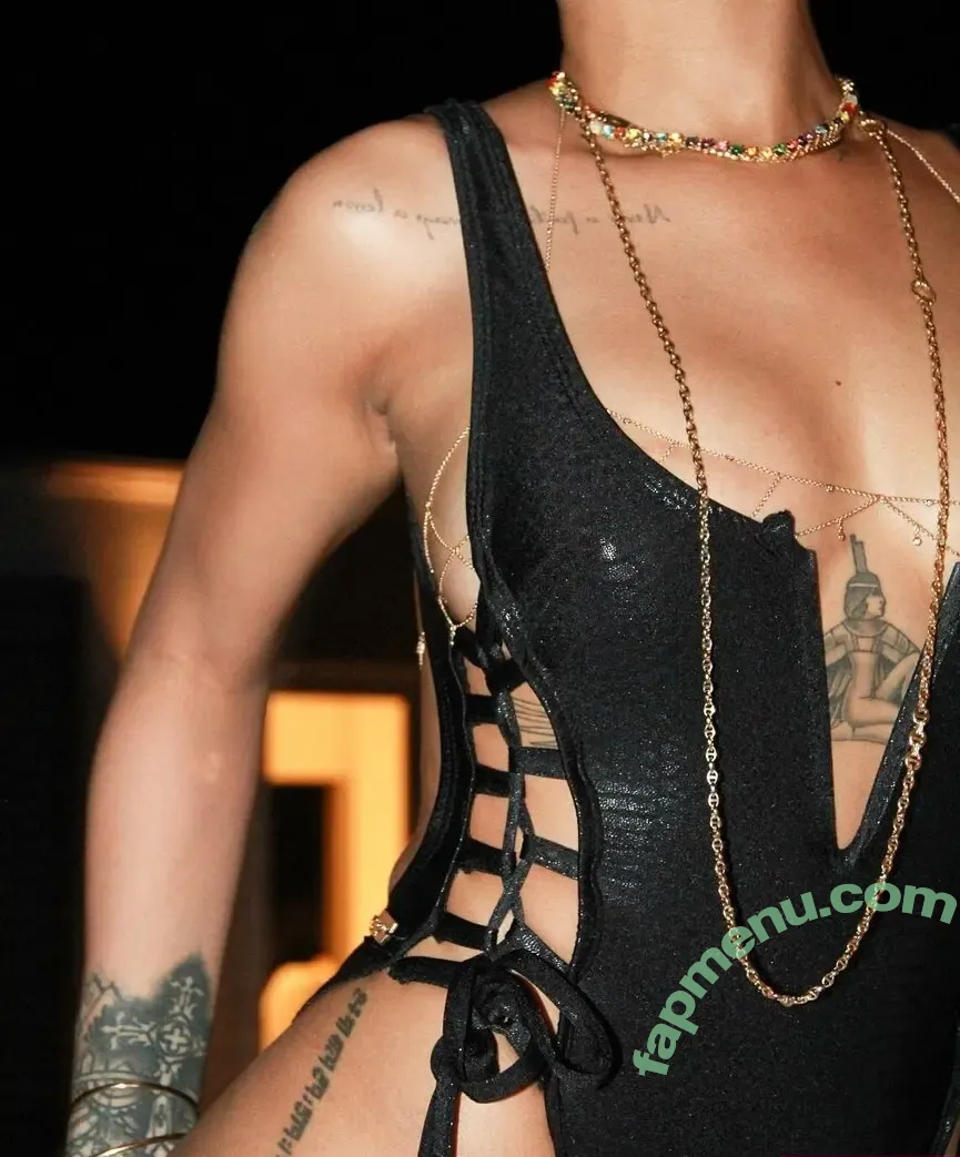 Rihanna nude photo #4921 (badgalriri)