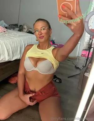 rilesnipper / itsmamariles nude photo #0027