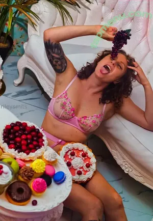 rileysmits / rileycurlyballoongirl nude photo #0010