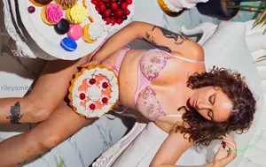 rileysmits / rileycurlyballoongirl nude photo #0013