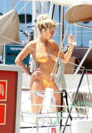 Rita Ora / ritaora / ritaoraeu nude photo #6738