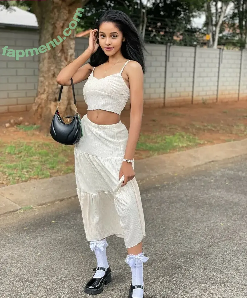 Rizyy__ nude photo #0015 (gloriaamandabrown)
