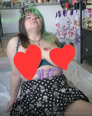 ronnieroxxie / xieronnie nude photo #0003