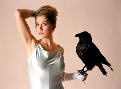 Rosamund Pike / mspike nude photo #0043