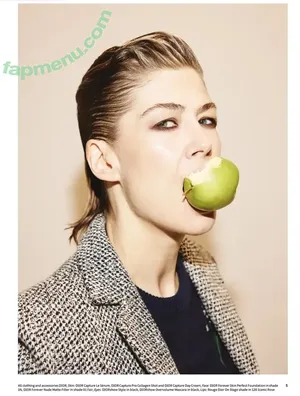 Rosamund Pike / mspike nude photo #0214