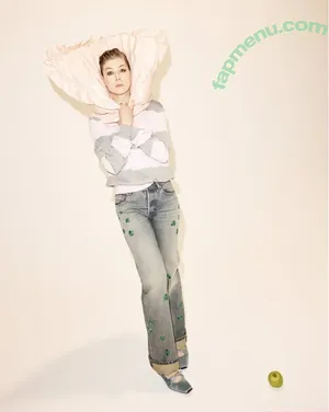 Rosamund Pike / mspike nude photo #0215