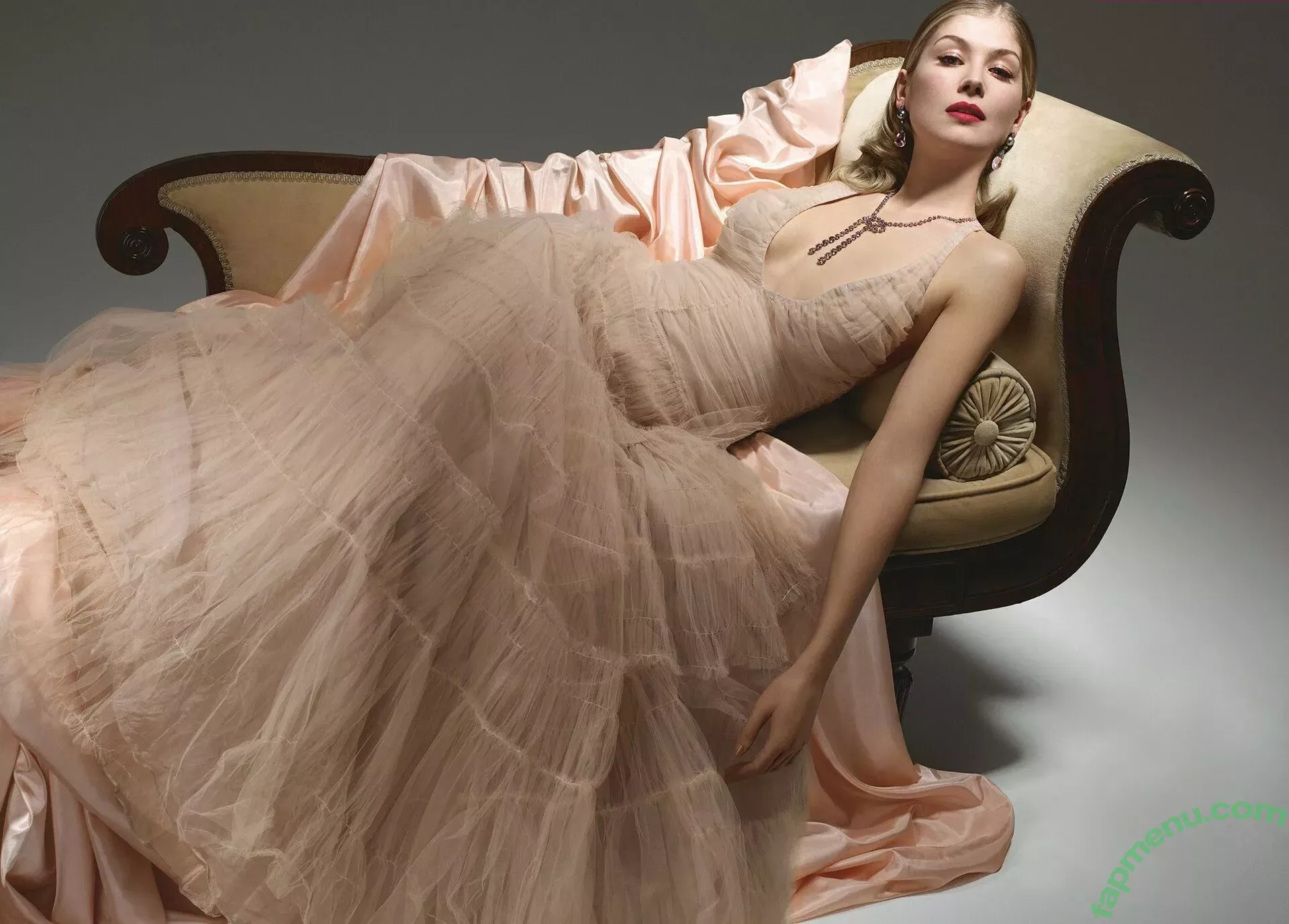 Rosamund Pike nude photo #0046 (mspike)