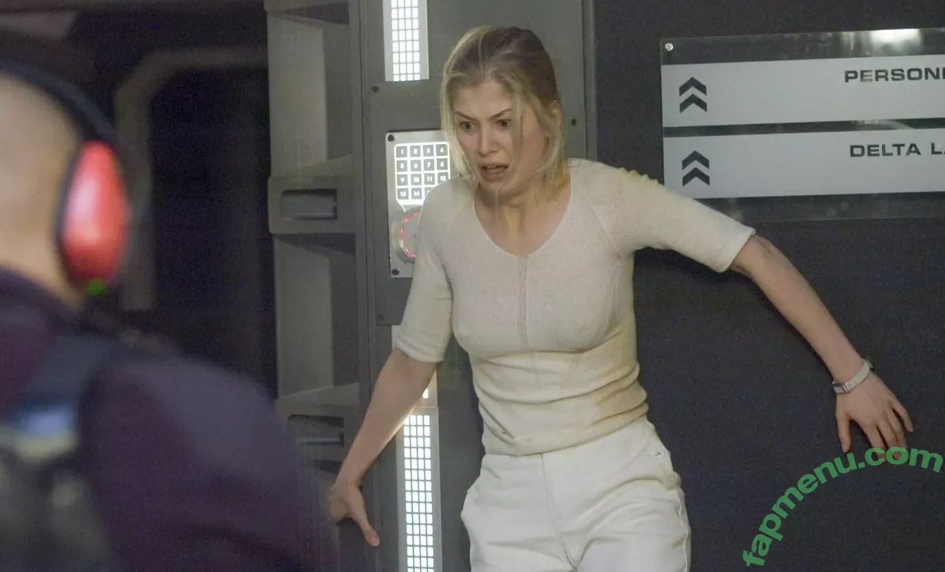 Rosamund Pike nude photo #0057 (mspike)
