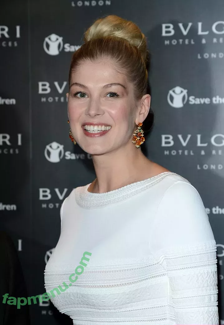 Rosamund Pike nude photo #0089 (mspike)