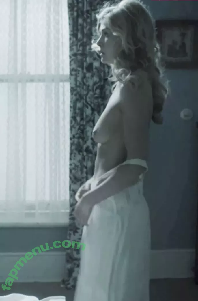 Rosamund Pike nude photo #0173 (mspike)