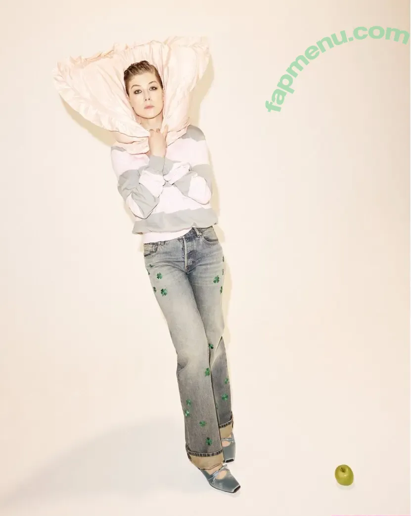 Rosamund Pike nude photo #0215 (mspike)