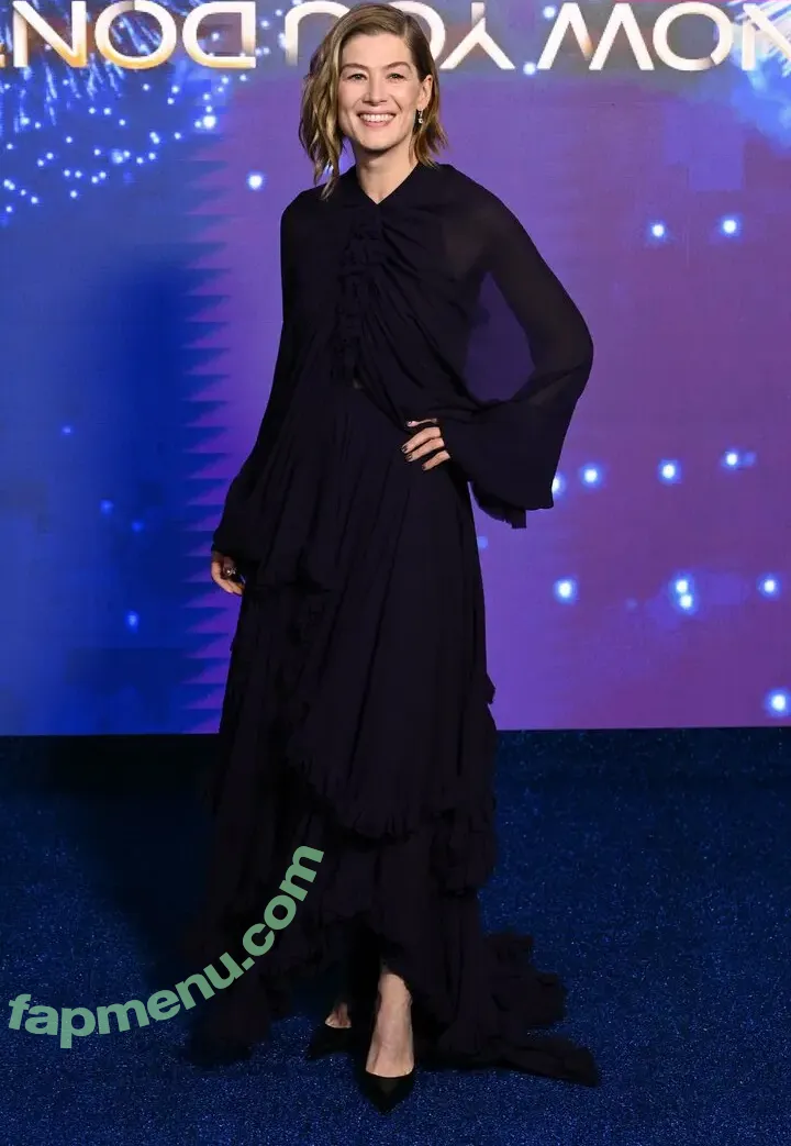 Rosamund Pike nude photo #0221 (mspike)