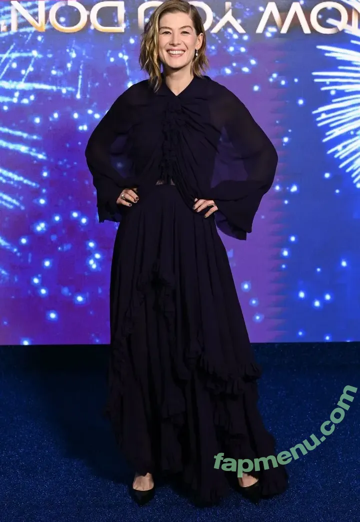 Rosamund Pike nude photo #0226 (mspike)