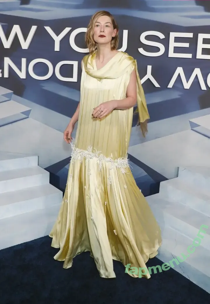 Rosamund Pike nude photo #0232 (mspike)