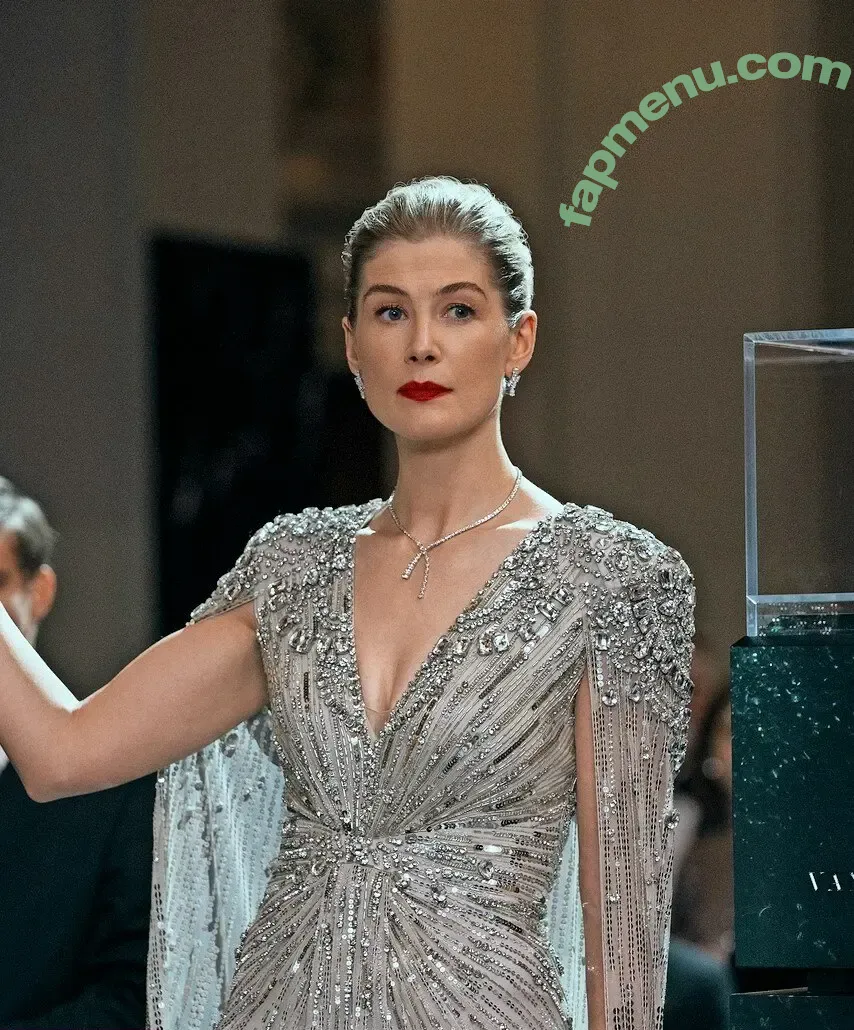 Rosamund Pike nude photo #0239 (mspike)
