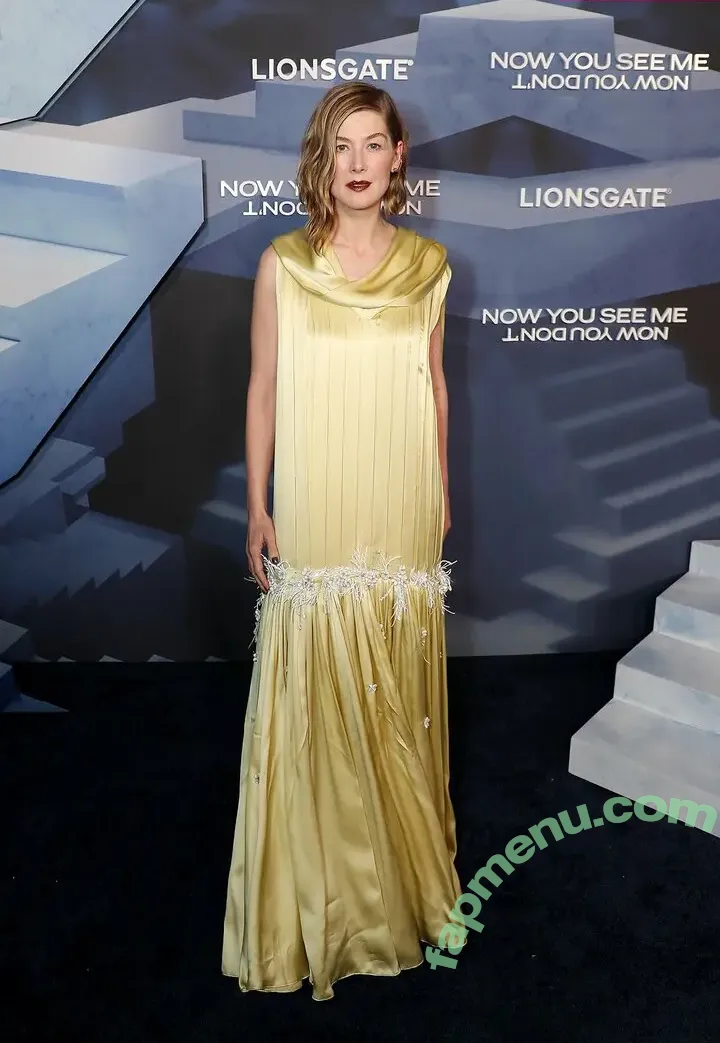Rosamund Pike nude photo #0240 (mspike)