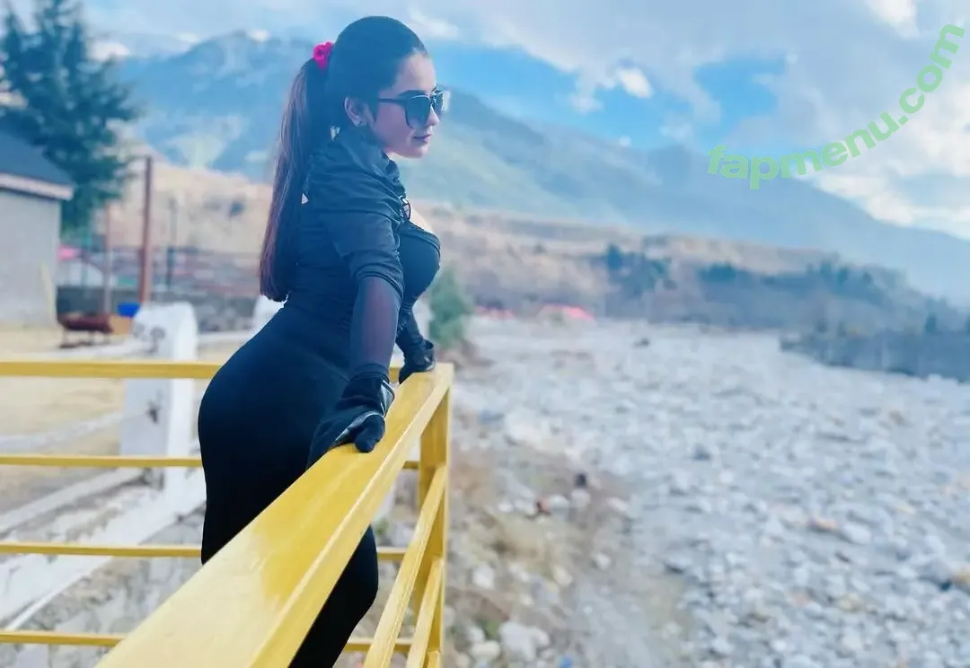 Roshni Walia nude photo #0021 (roshniwaliaa)