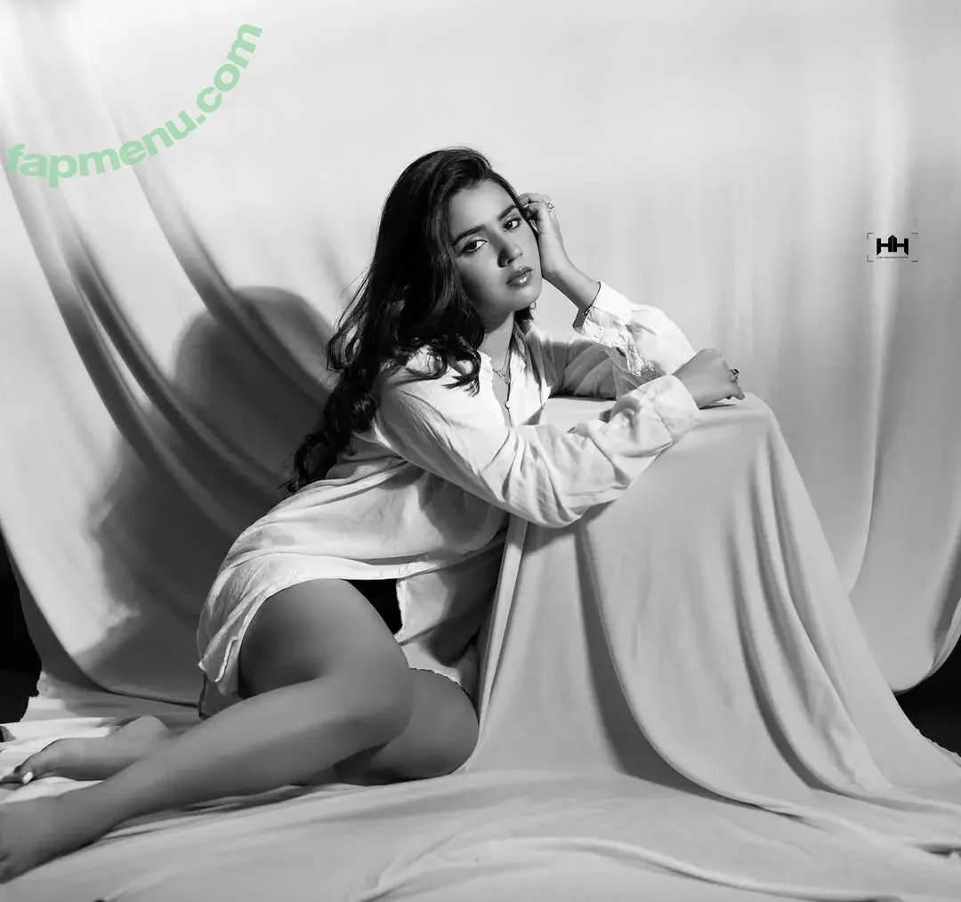 Roshni Walia nude photo #0023 (roshniwaliaa)
