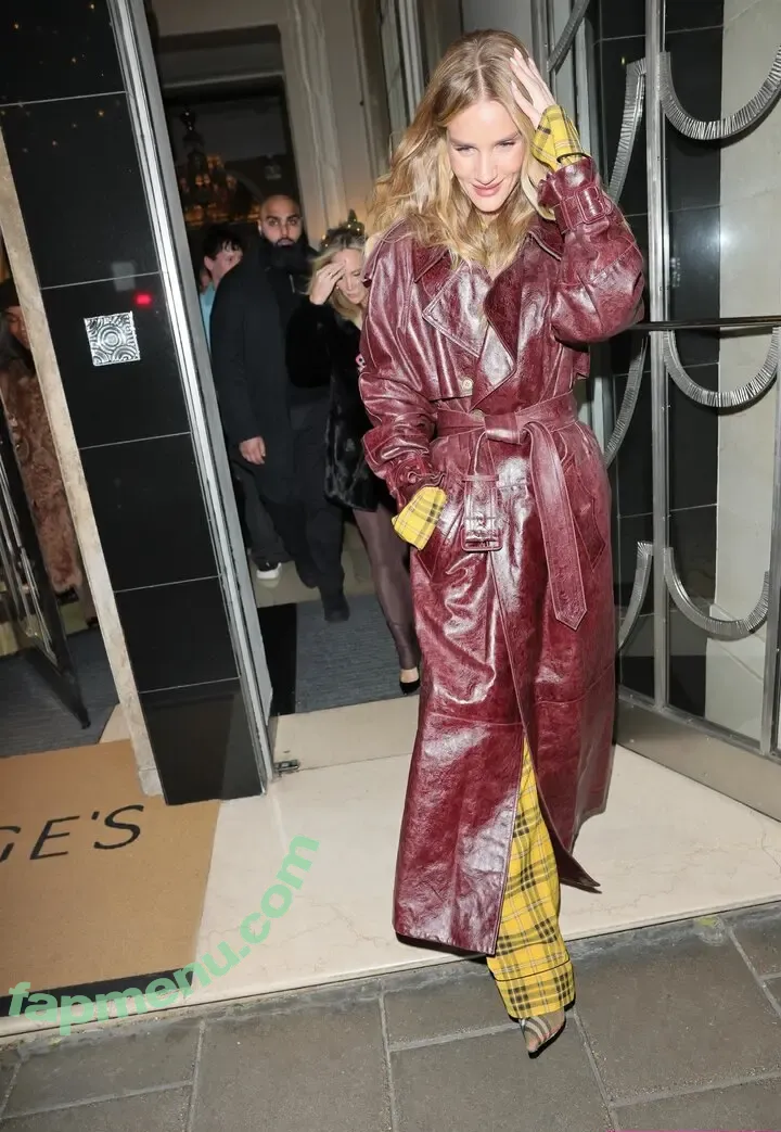 Rosie Huntington-Whiteley nude photo #1680 (Rosie Huntington Whiteley / rosiehw)