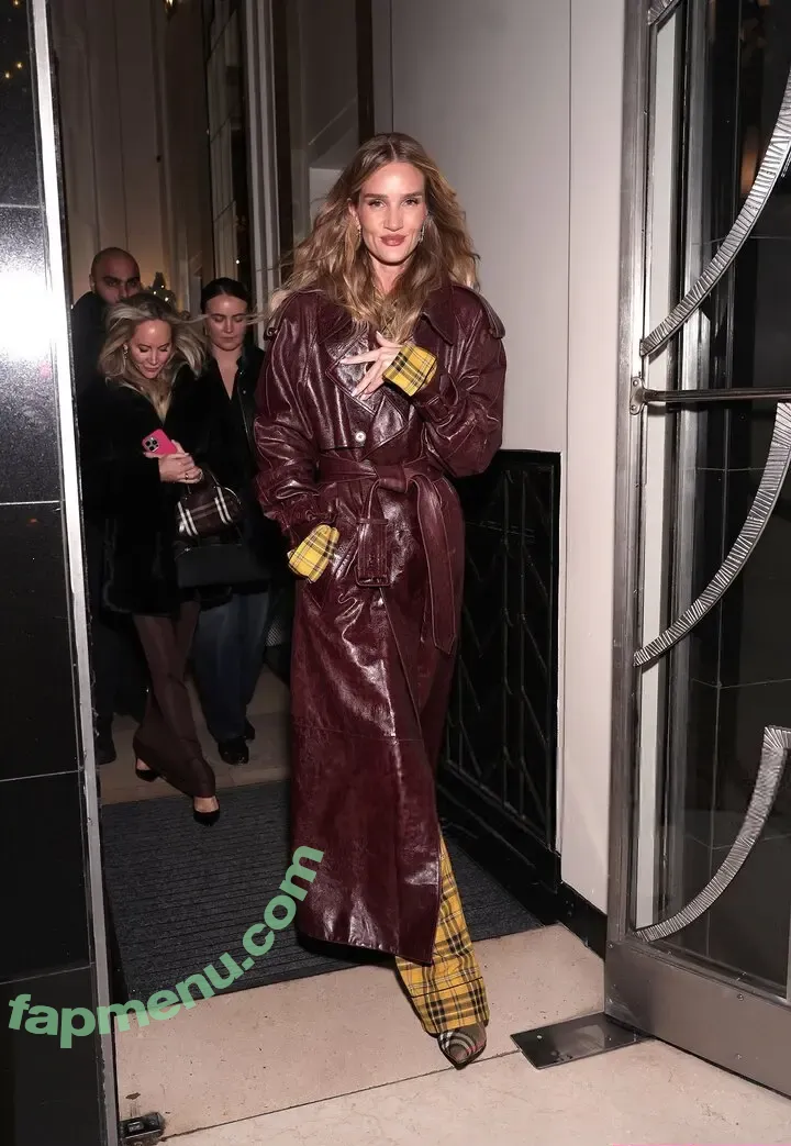 Rosie Huntington-Whiteley nude photo #1690 (Rosie Huntington Whiteley / rosiehw)
