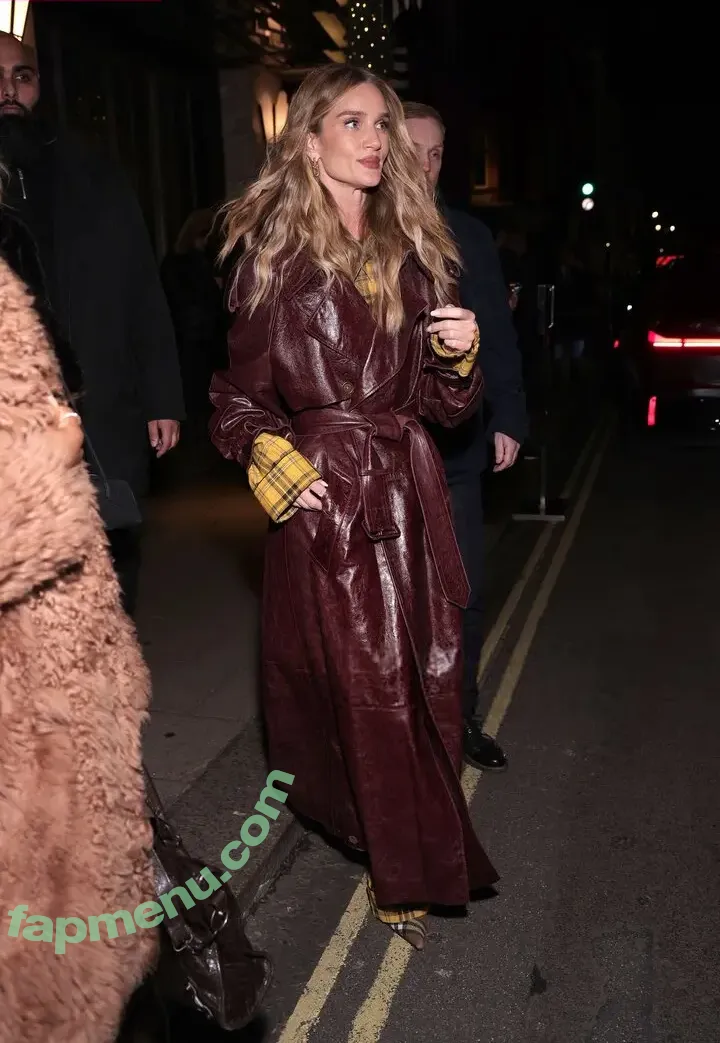 Rosie Huntington-Whiteley nude photo #1694 (Rosie Huntington Whiteley / rosiehw)